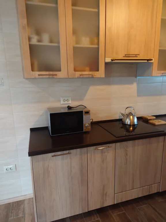 Дом с камином и панорамными окнами в сад