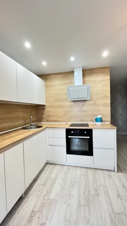 LUX-вид на озеро: светлая квартира в новом доме