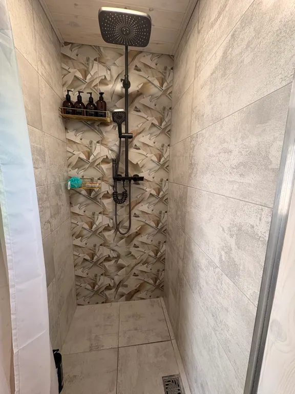 Дом с видом на горы в елочках