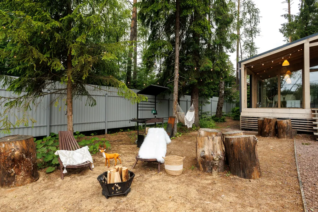 Красивый дом в ёлках