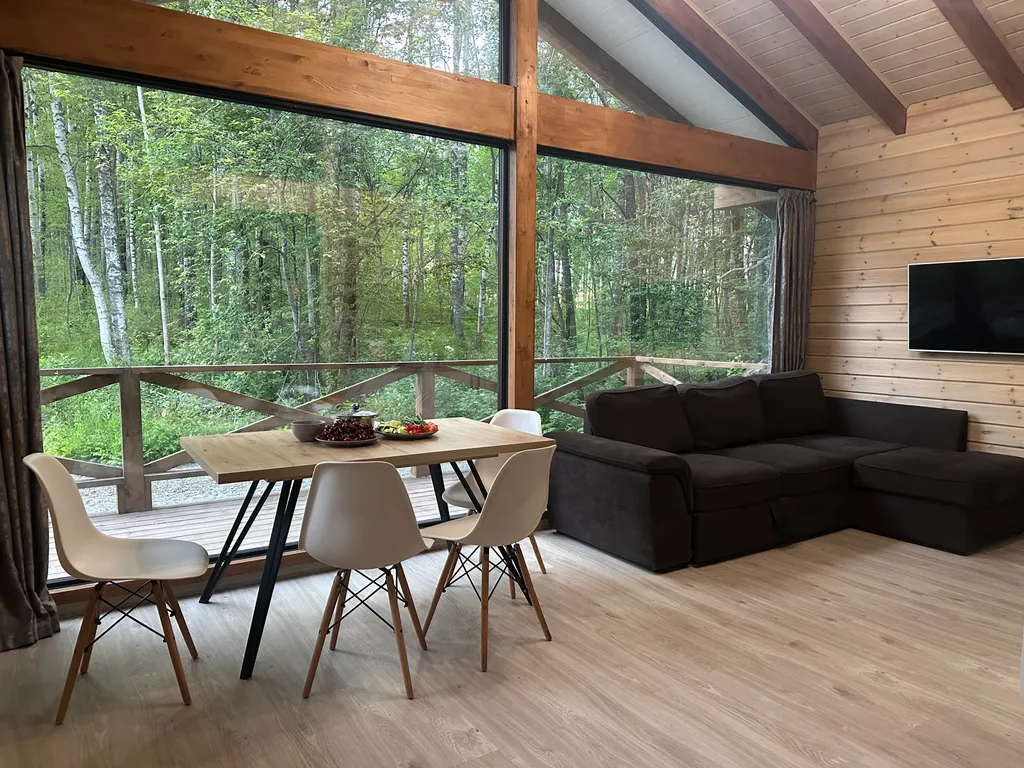 Дом с чаном и панорамными окнами с видом на лес