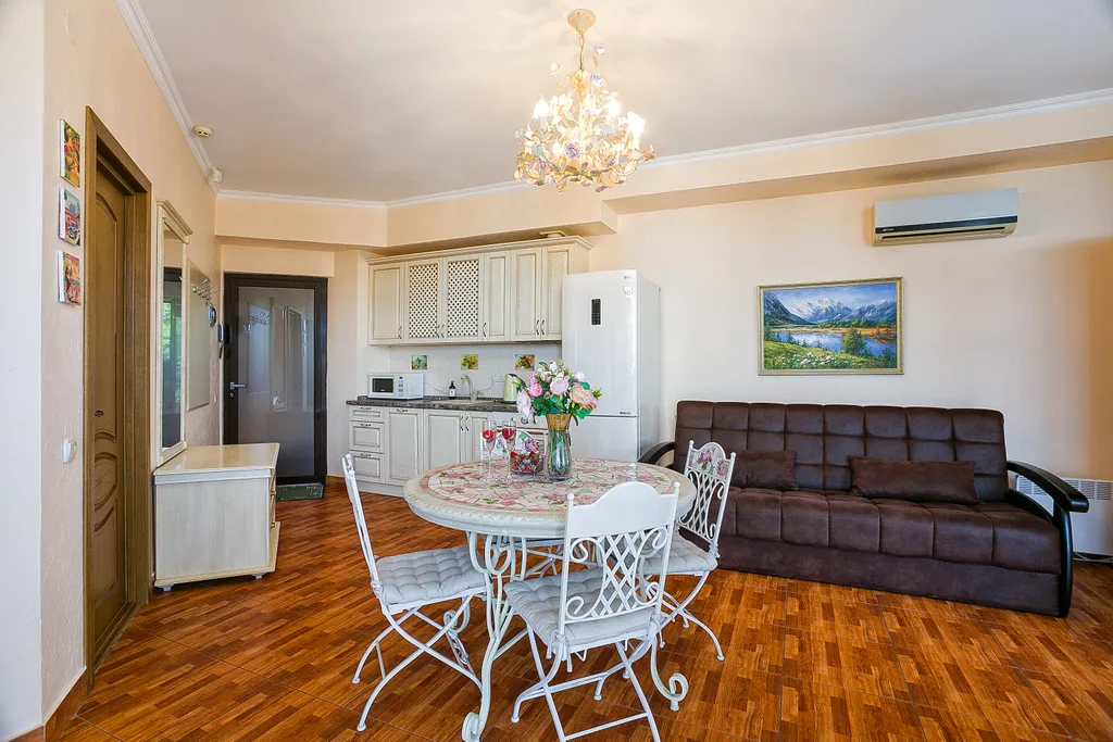 Просторная видовая двухкомнатная квартира на берегу моря в Ливадии