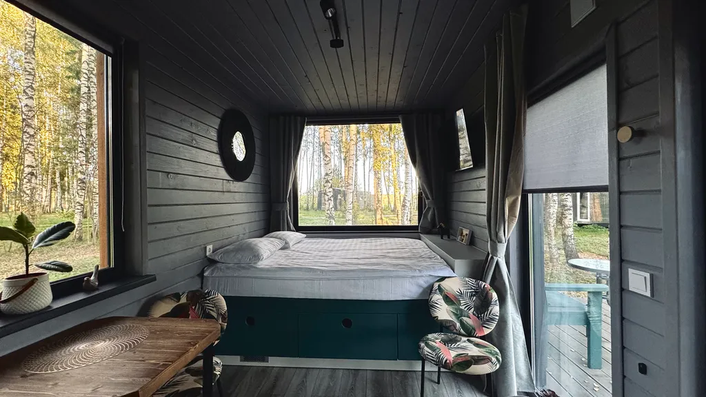 Студия в лесу с панорамным остеклением и террасой.