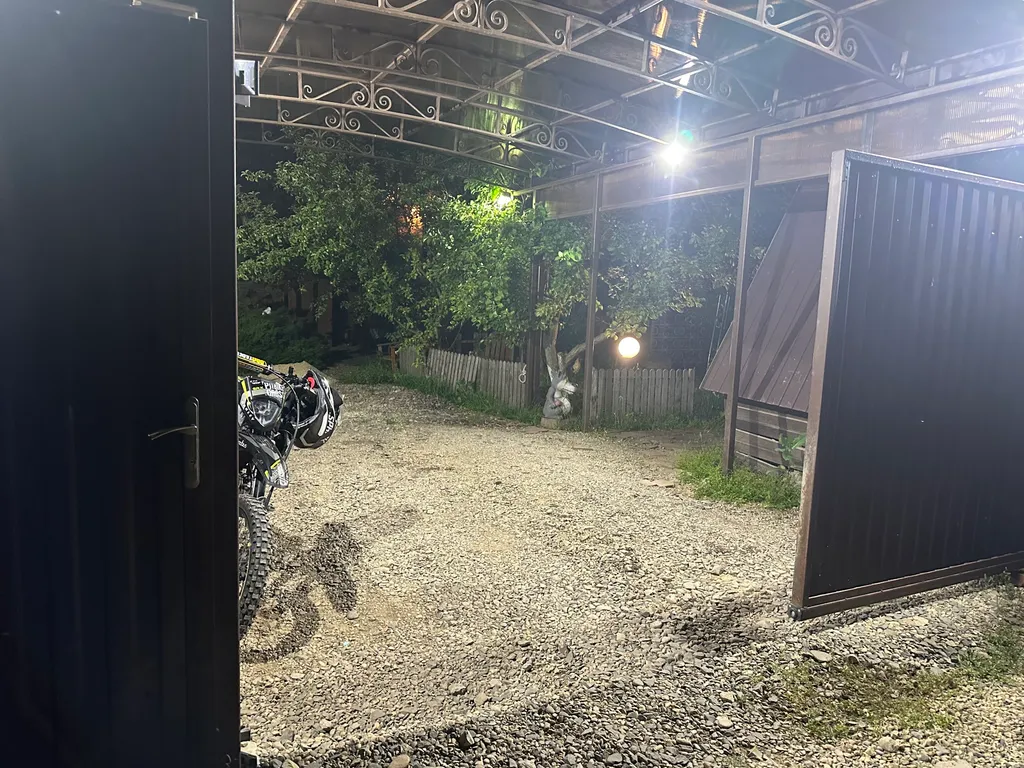 Уютный домик рядом с садом, хвойными деревьями, рядом с тц