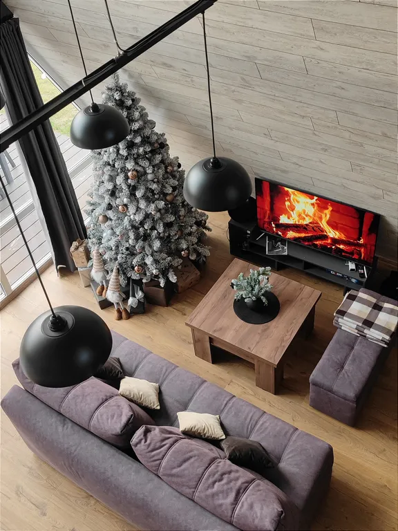 Панорамный домик с теплым бассейном в пяти минутах ходьбы от города