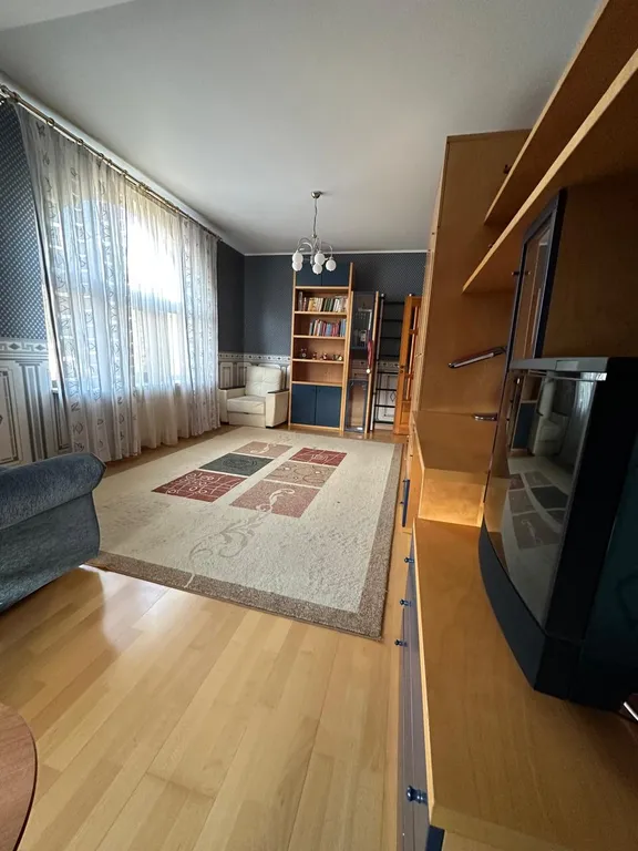 Дом с баней, бассейном и караоке