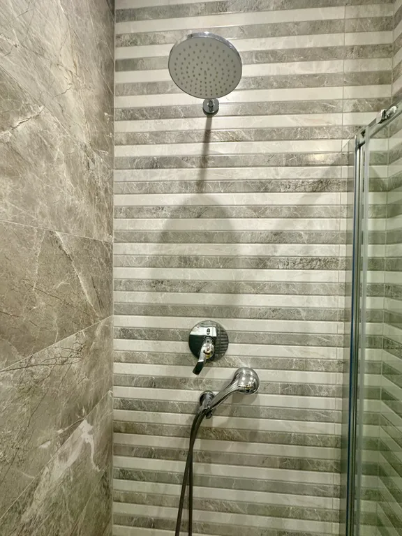 Студия с видом на море диваном и балконом