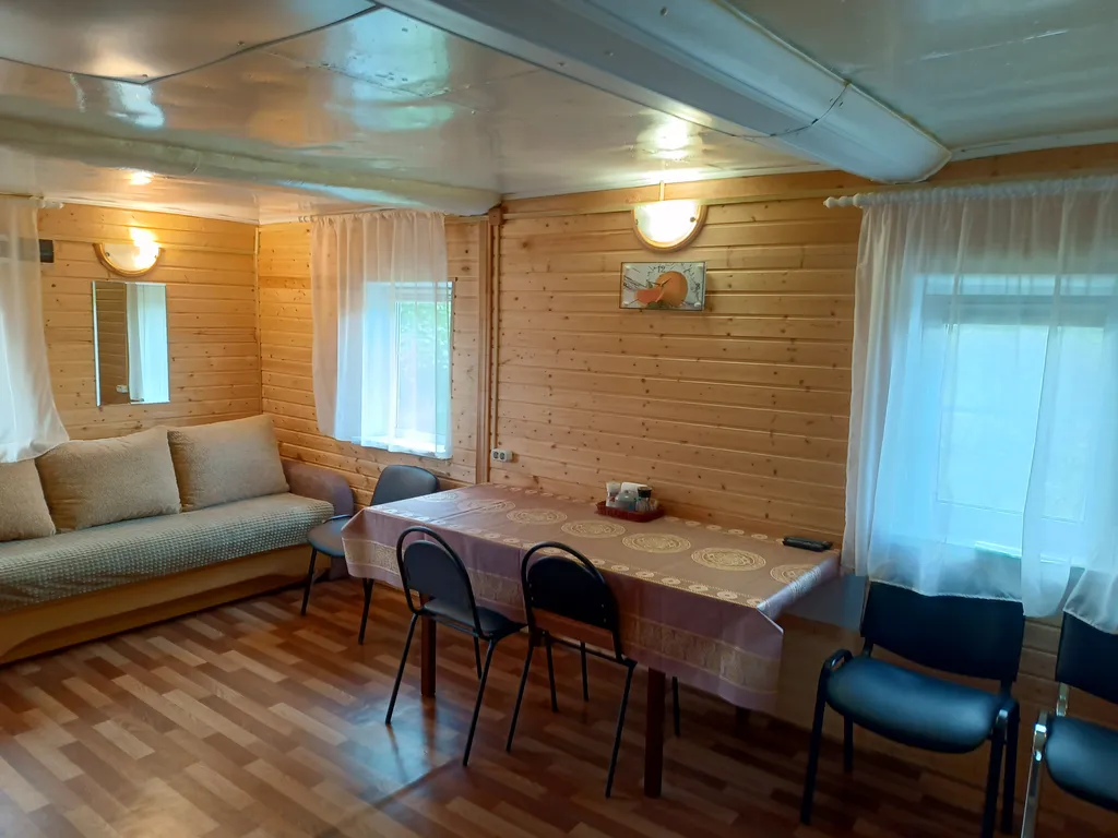 Благоустроенный дом на берегу с баней и катером