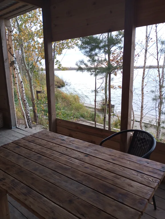 Домик на берегу озера