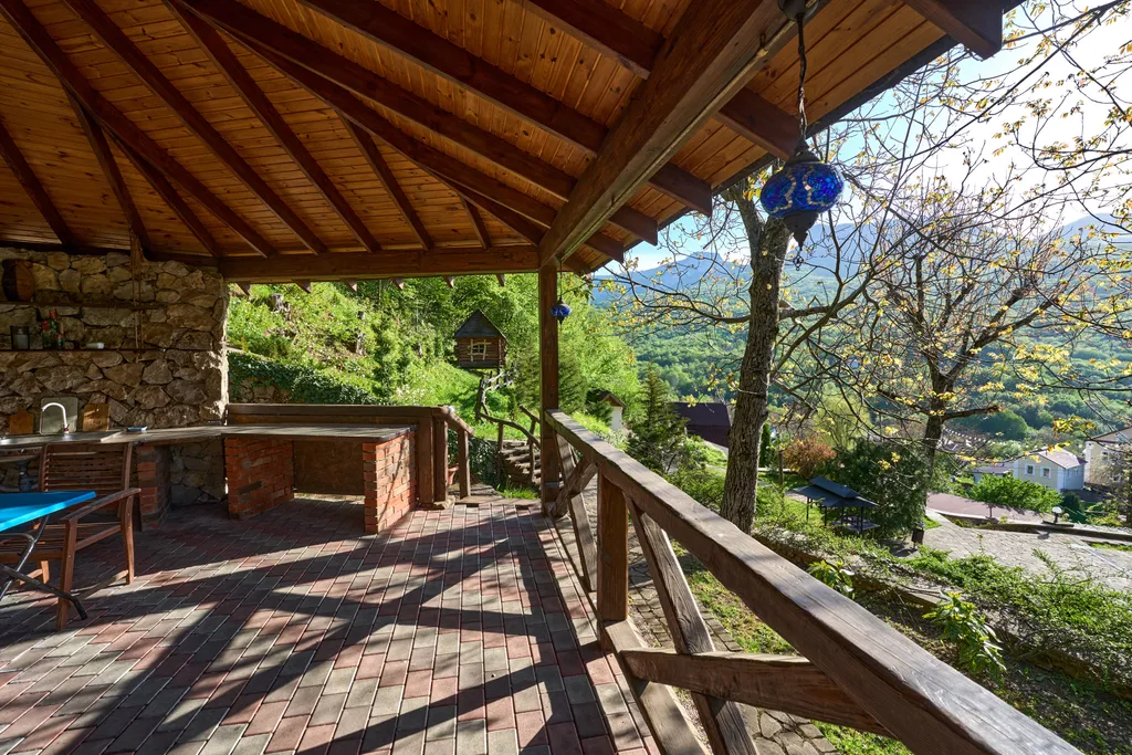 Дом в альпийском стиле в видом на горы