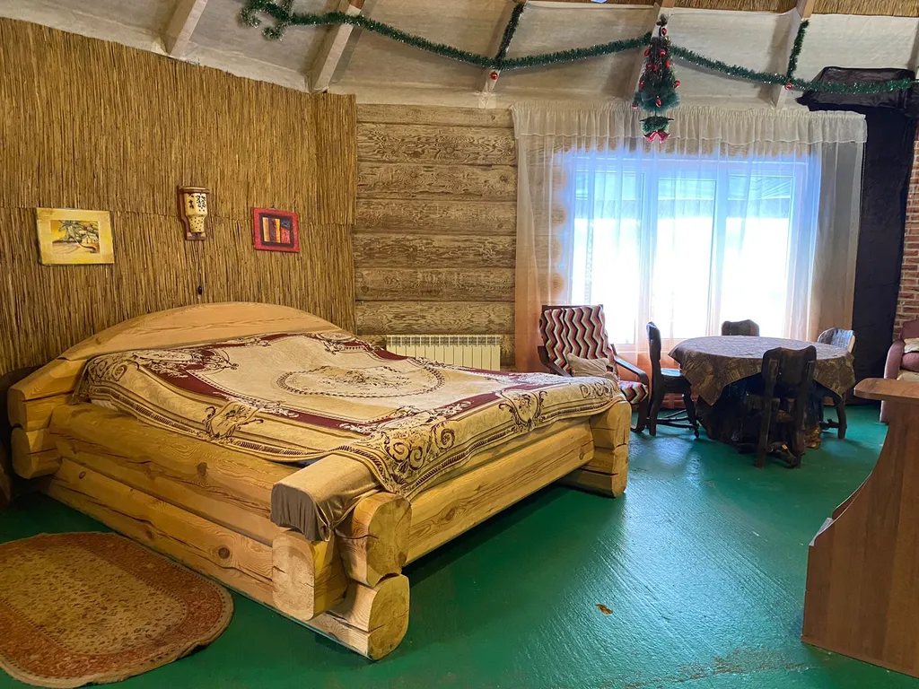 Деревянный дом с соломенной крышей и высокими потолками