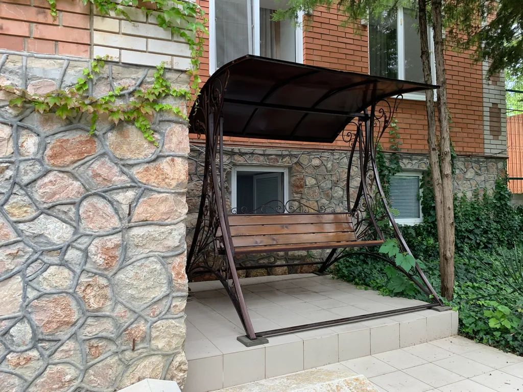 Коттедж Добротный кирпичный дом со своим двором в усадьбе Можжевеловый дворик — Айвовое