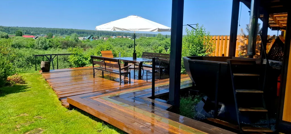 Дом с кораблем на берегу реки