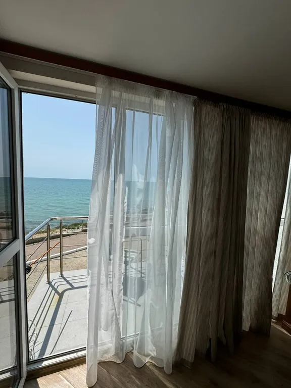 Белый коттедж на первой линии моря