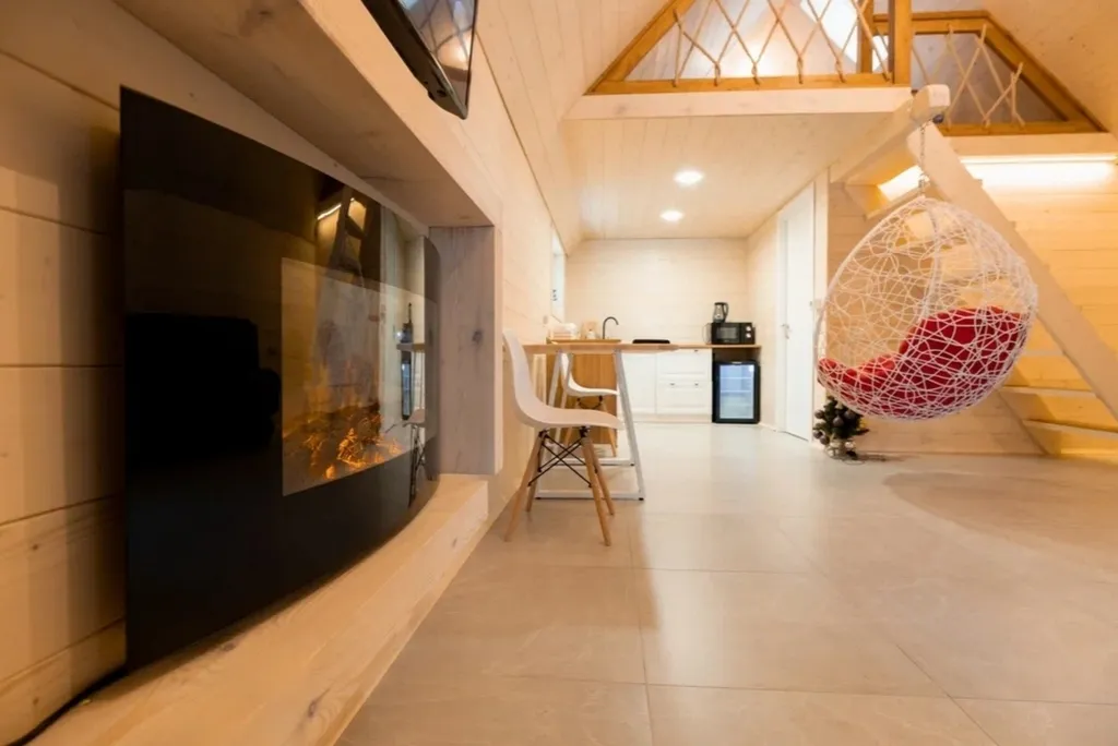 Уютный дом в черте города в окружении леса