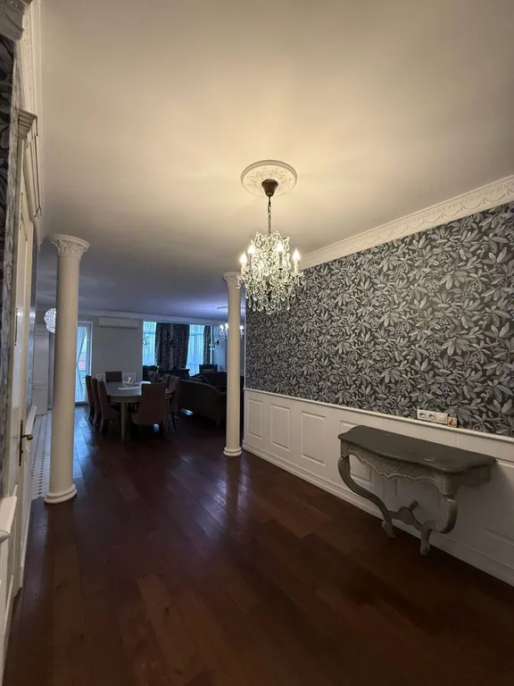 Квартира с видом на горы, город и храм Святого Георгия от Juls Apart