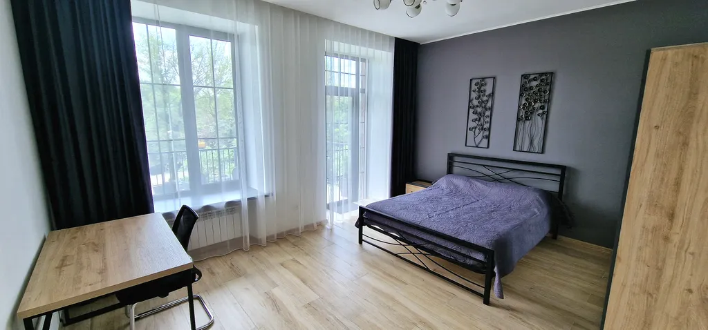 3-комнатная квартира с видом на парк у площади Республика