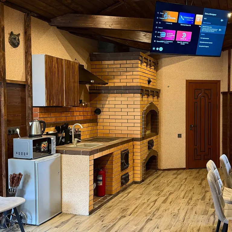 Оригинальная студия с камином в стиле лофт