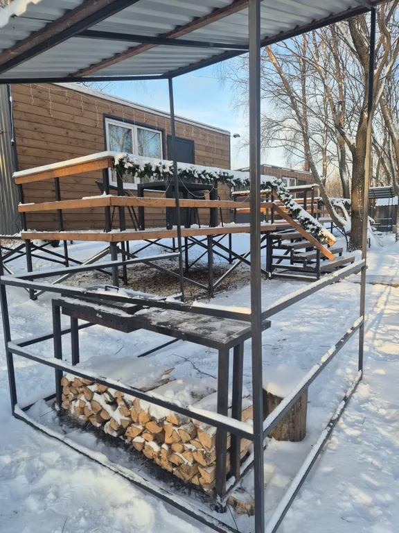 Уютный домик на берегу реки