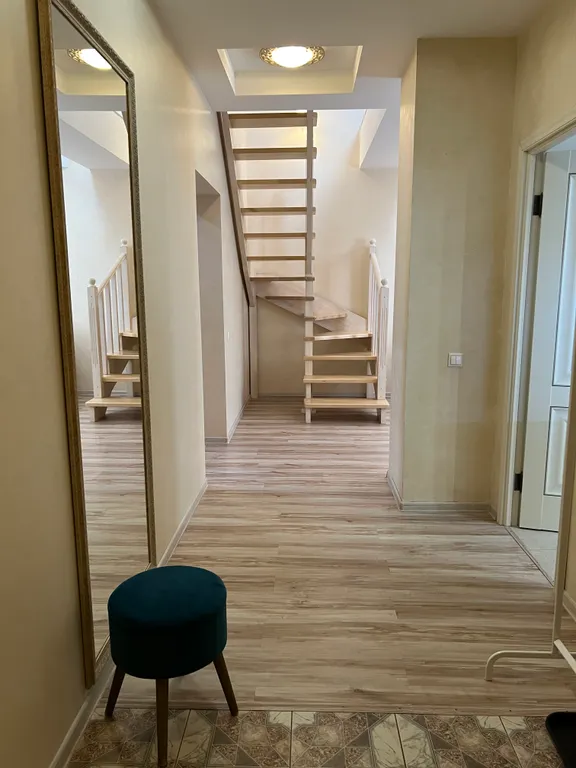 Светлая квартира с мансардой в центре города