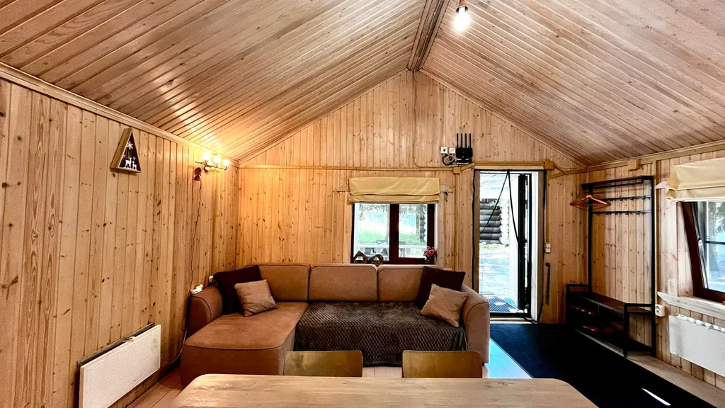 Уютный бревенчатый дом и баня, на одном участке