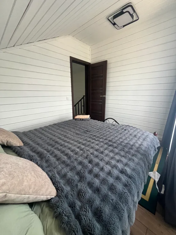 Дом с бассейном и сауной у пруда