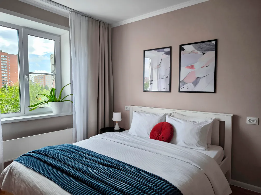 Солнечная двухкомнатная квартира с видом на город