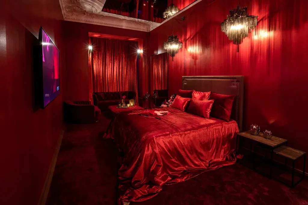 Квартира Red mirror room красная комната для взрослых с зеркалами на потолке — Санкт-Петербург