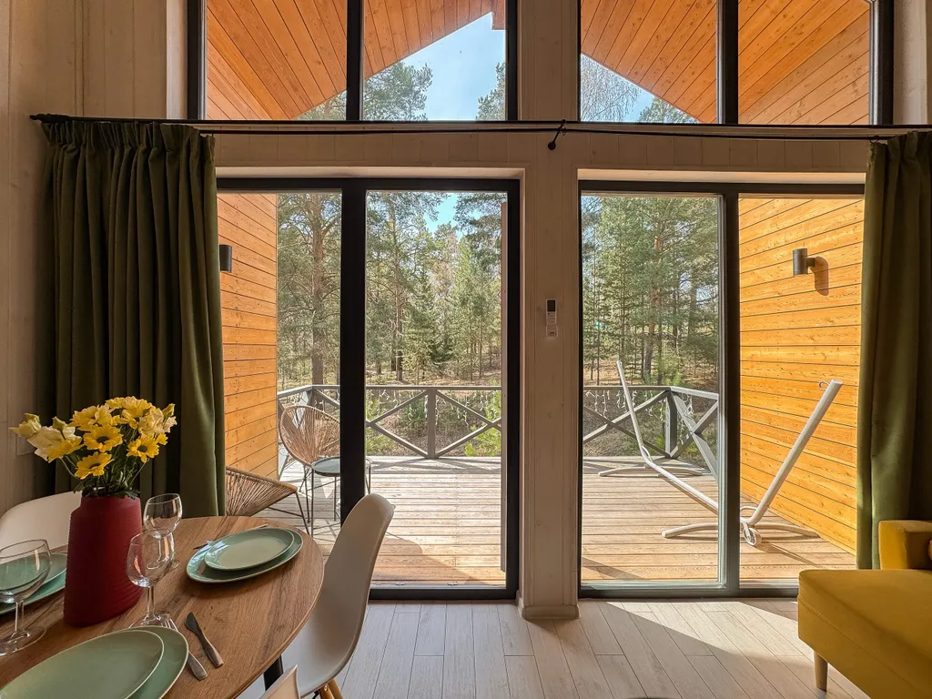 Уютный дом с огромными окнами и невероятным видом на лес