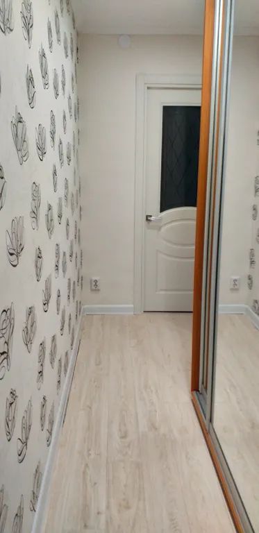 Уютная двухкомнатная квартира в спокойном районе, с кроватью и диваном