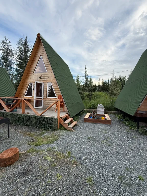 А-frame в окружении леса и гор