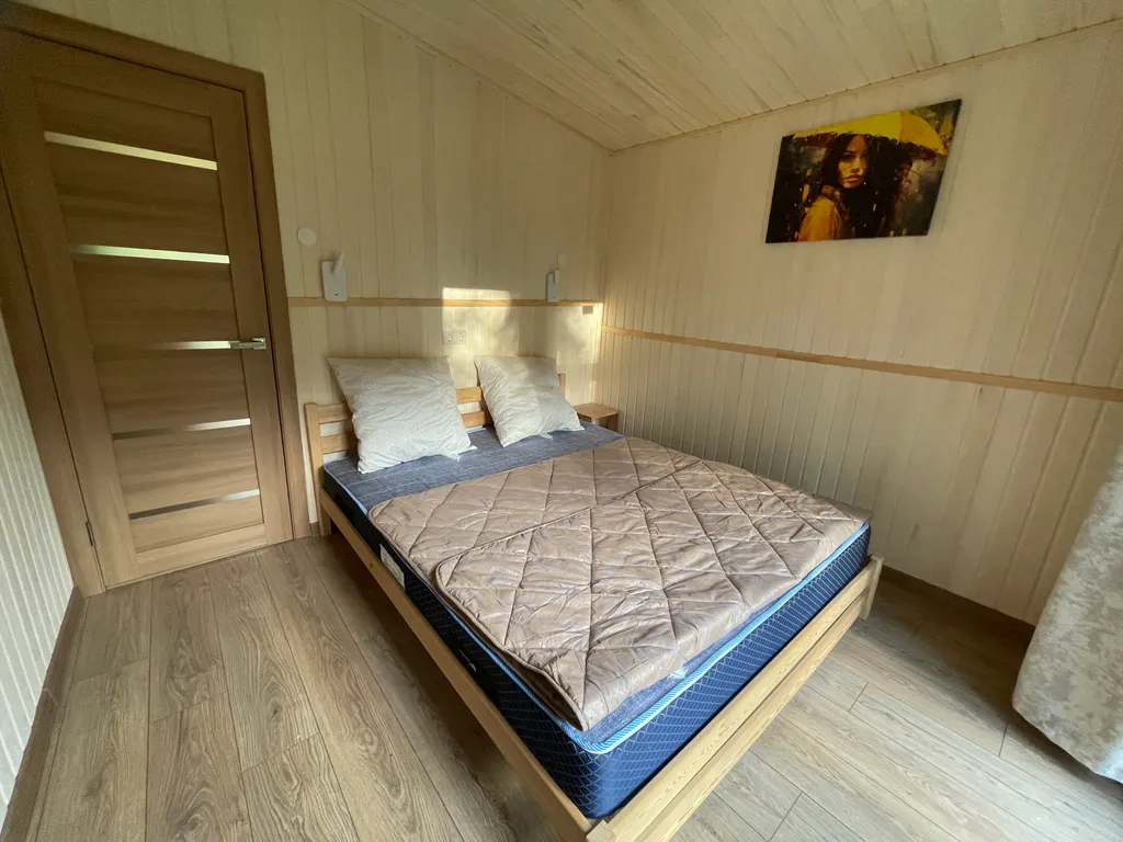 Уютный домик в тихом месте рядом с водой