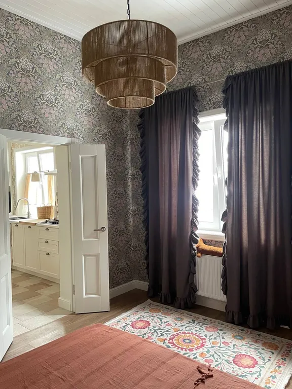 Дом с бассейном у леса