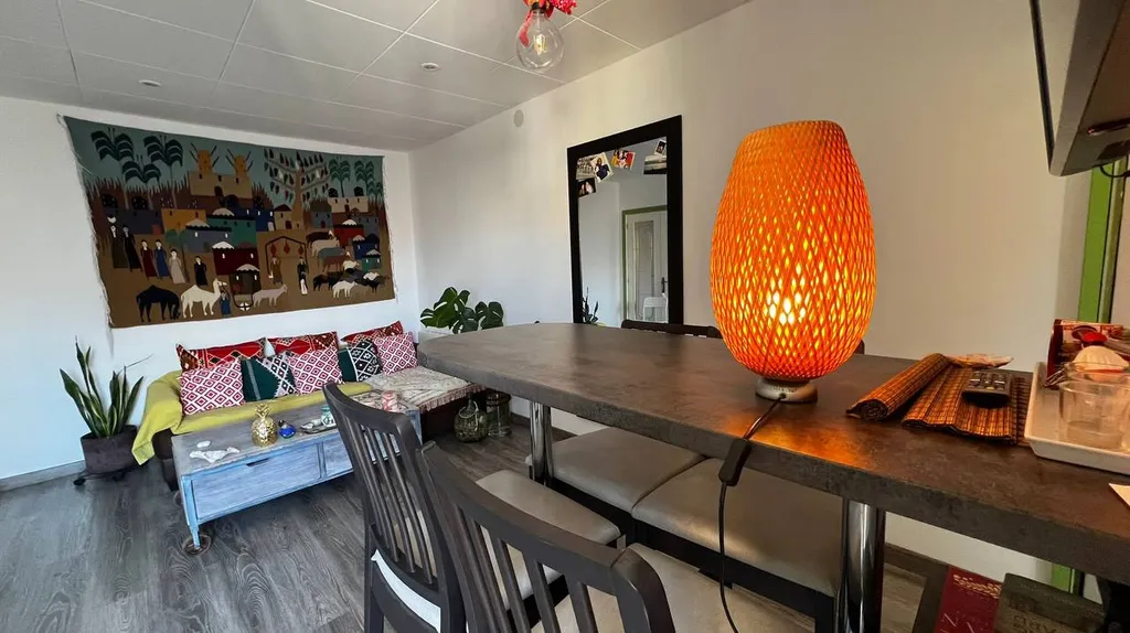 Уютная комната с балконом в центре