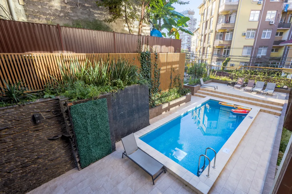 Квартира MyHomeYourHome в клубном доме с бассейном