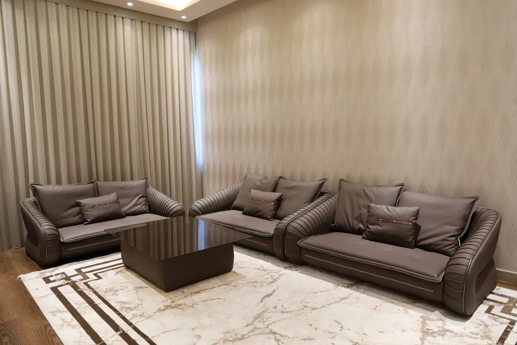 Двухкомнатный номер с king-size кроватью и диваном в гостиной