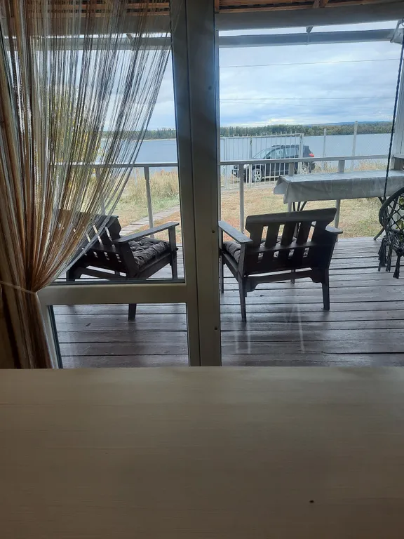 Домик на берегу Волги, на опушке леса