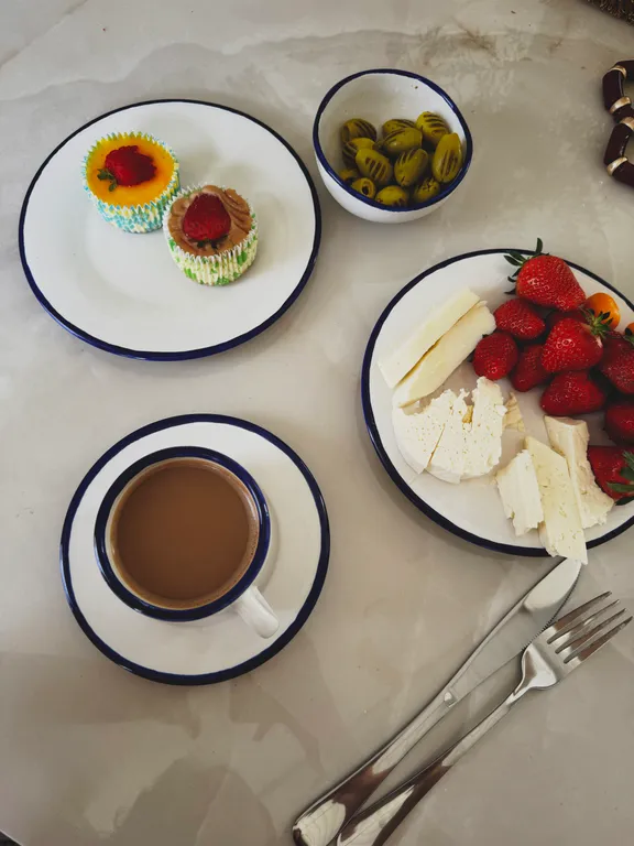 Дом в Абхазии у Черного моря (Му с цветами)