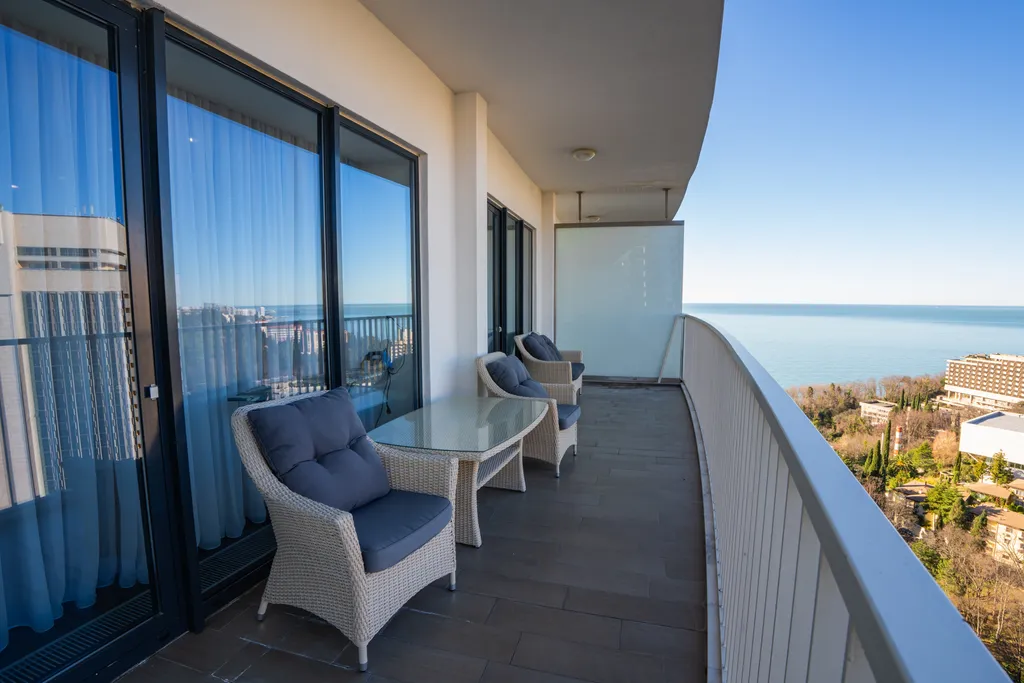 Трёхкомнатные апартаменты с видом на море и город