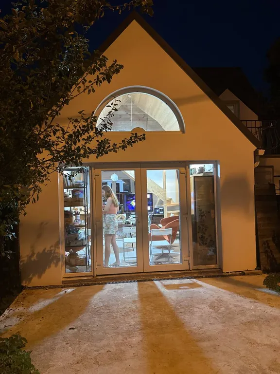 Коттедж Отдельно стоящий домик с балконом и выходом во дворик — Геленджик