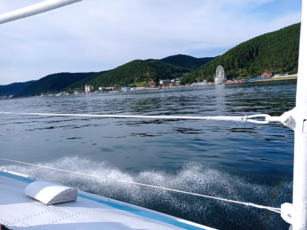 Студия - лофт с панорамным видом в центре Листвянки