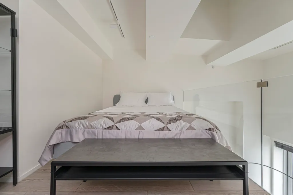 Двухуровневый апартамент на последнем этаже с видом на город и реку