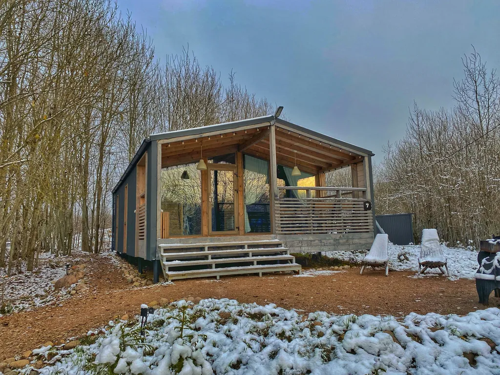 Коттедж с камином и большой террасой