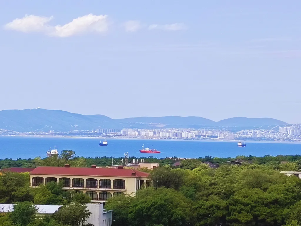 Большая квартира с видом на море