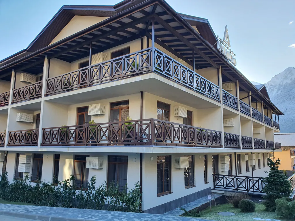 Студия в центре с балконом и видом на горы + бассейн/сауна