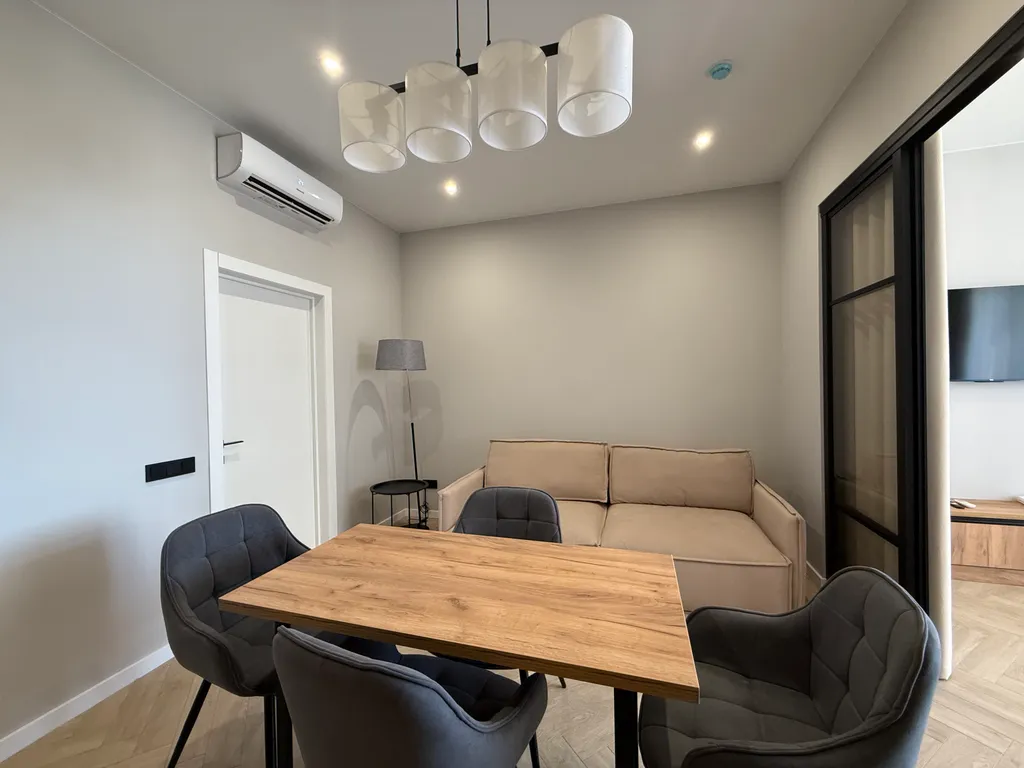 Шикарный двухкомнатный апартамент на первой береговой линии