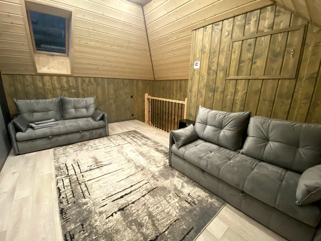 Современный новый дом с баней и банным чаном и бассейном