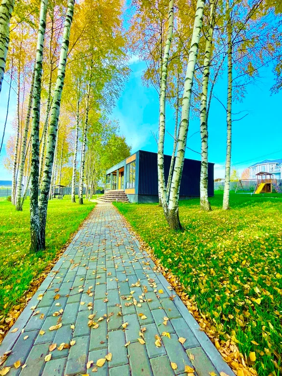 Дом Благодать у пруда с панорамными окнами