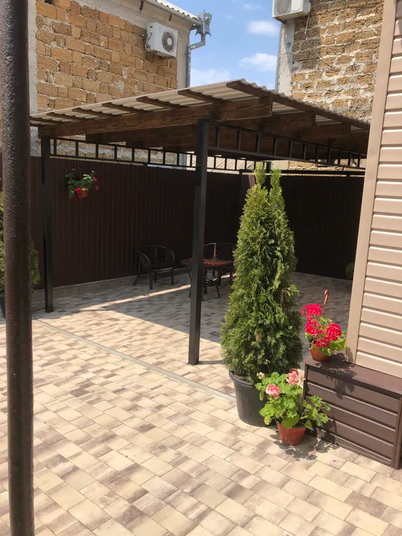 Уютный домик в 7 минутах от моря с зеленым двориком и парковой