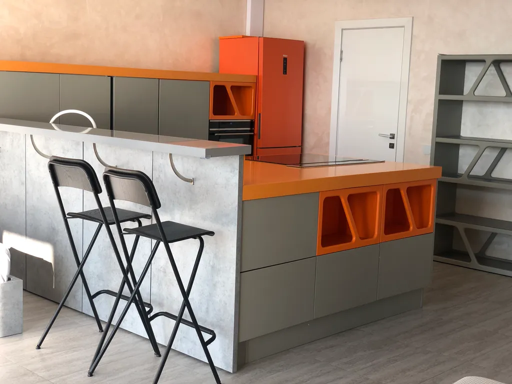 Яркая студия на берегу моря